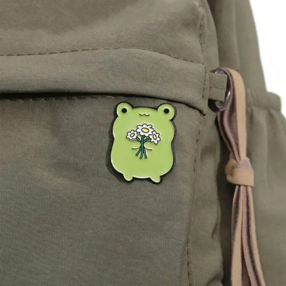 1 piece unisex green frog with white yellow flowers enamel pin backpack clothing - Picture 3 of 5